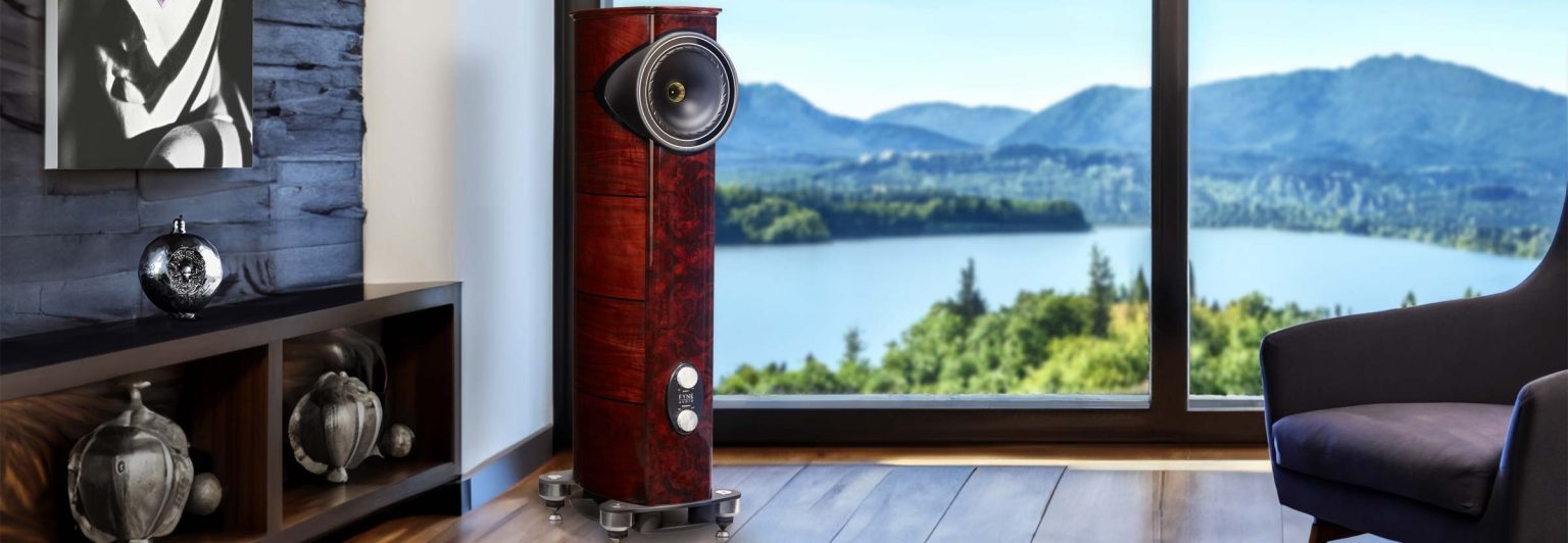 Fyne Audio F1-8S frente a un lago escocés