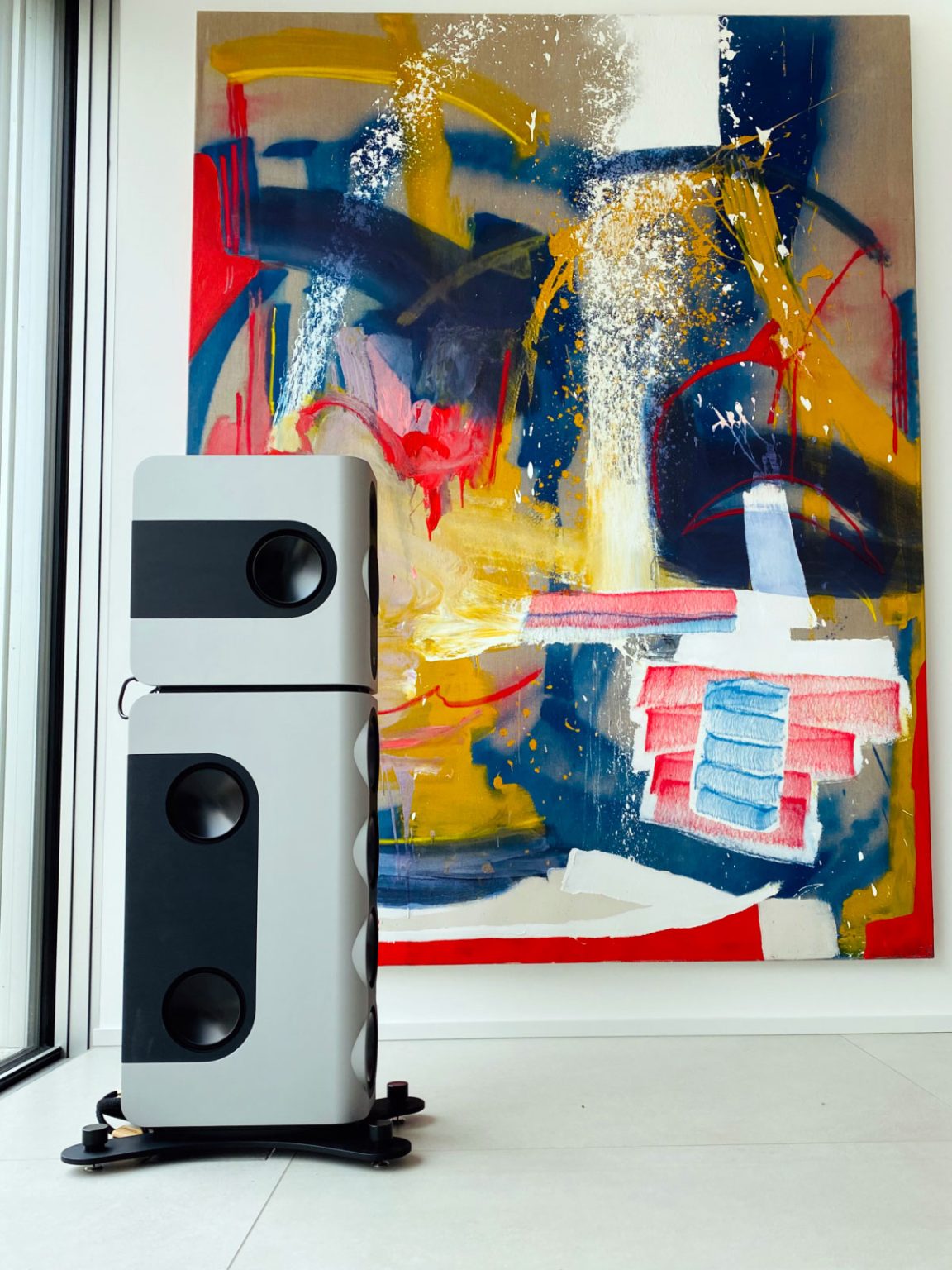 Kii Three BXT junto a una obra de arte
