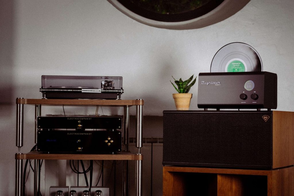 Degritter Mark II en un mueble de audio junto a la tornamesa
