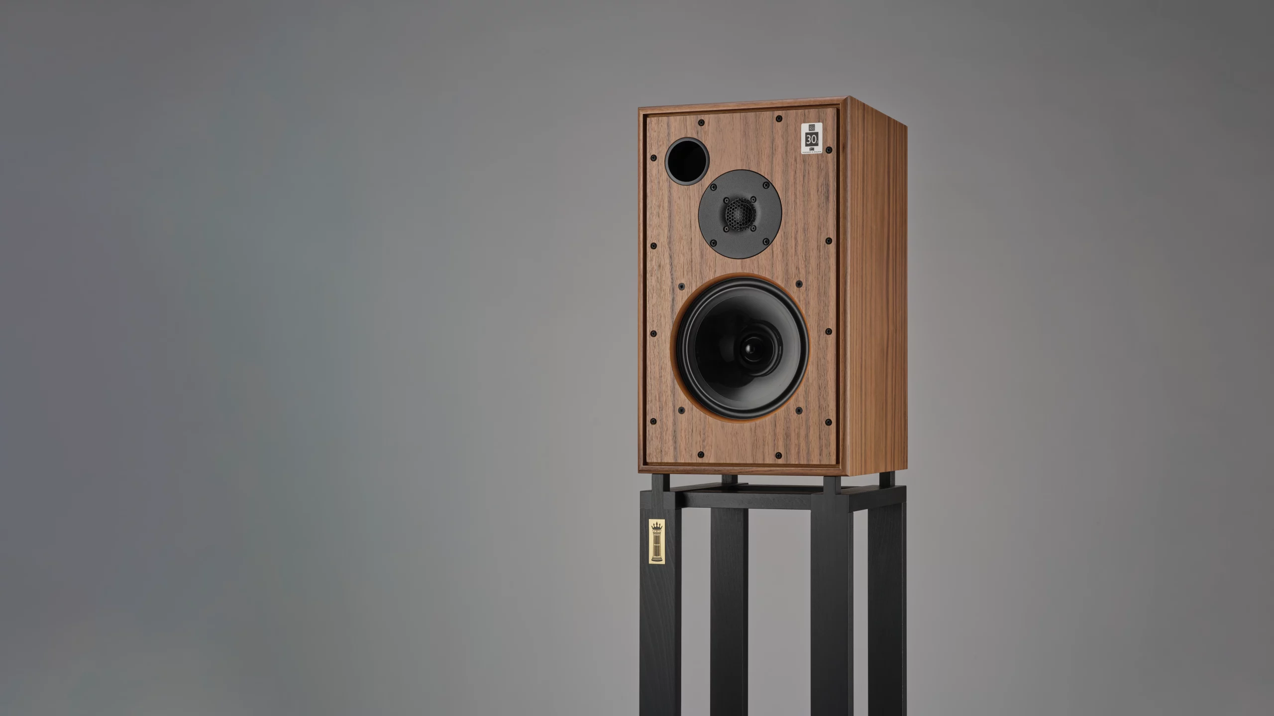 Harbeth M30.3 XD2 sobre pedestal