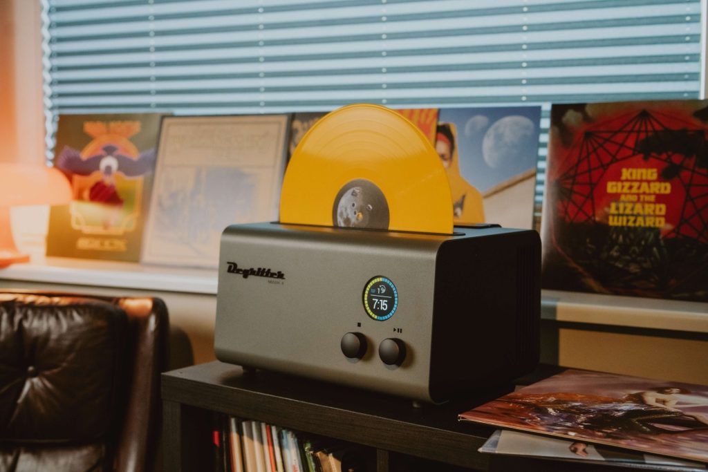 Degritter Mark II junto a una colección de vinilos