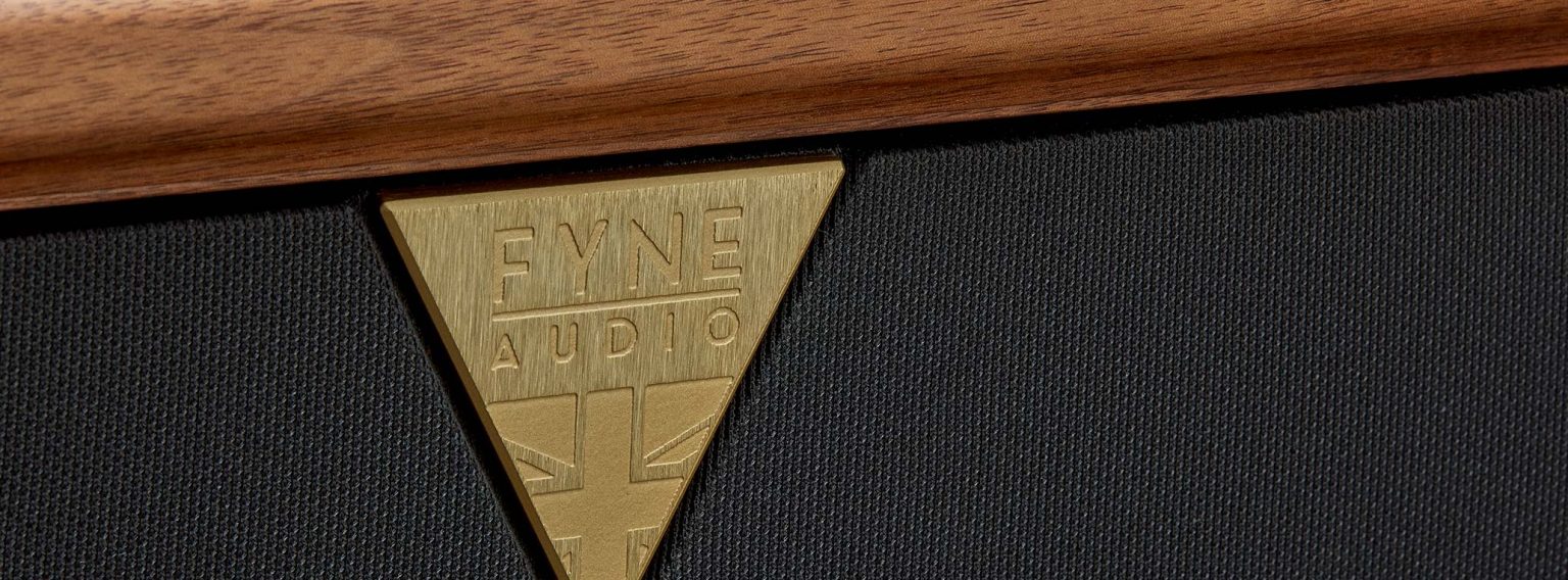 Detalle de la insignia y la madera de un Fyne Audio Vintage