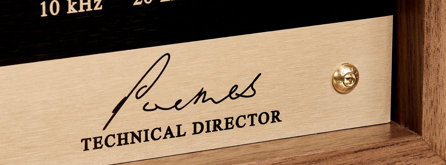 Firma de Dr Paul Mills en un Fyne Audio Vintage Classic Gold SP
