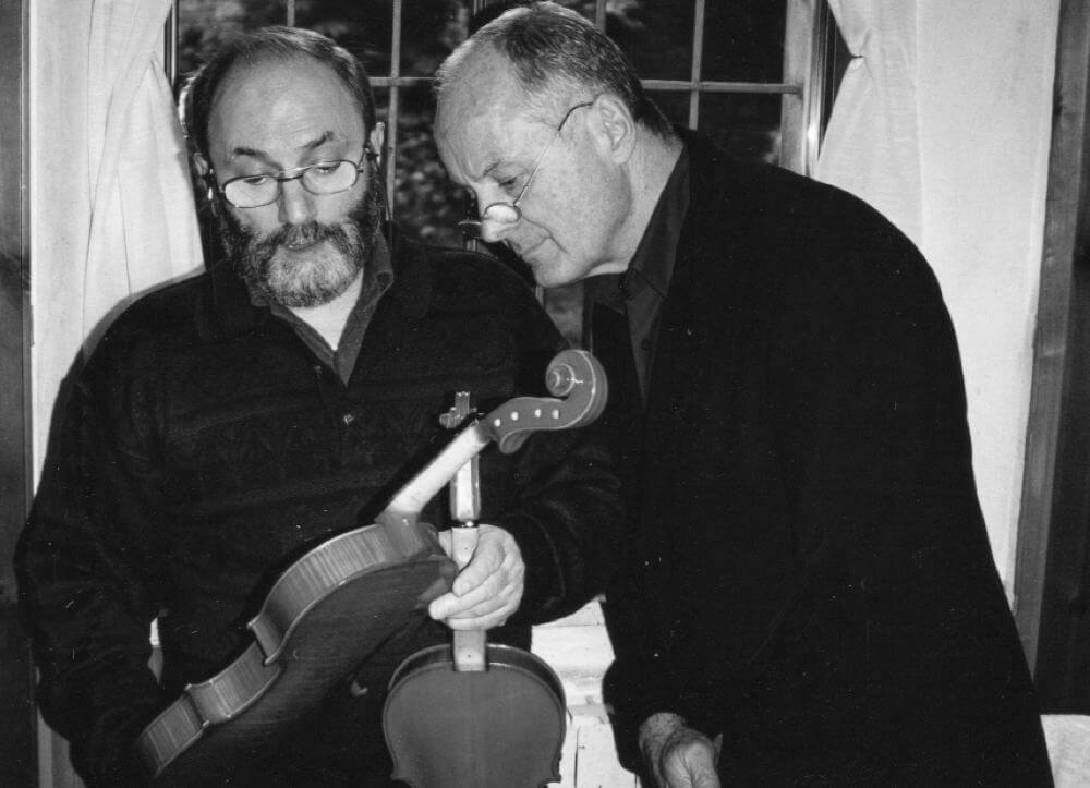 Franco Serblin examinando un violín