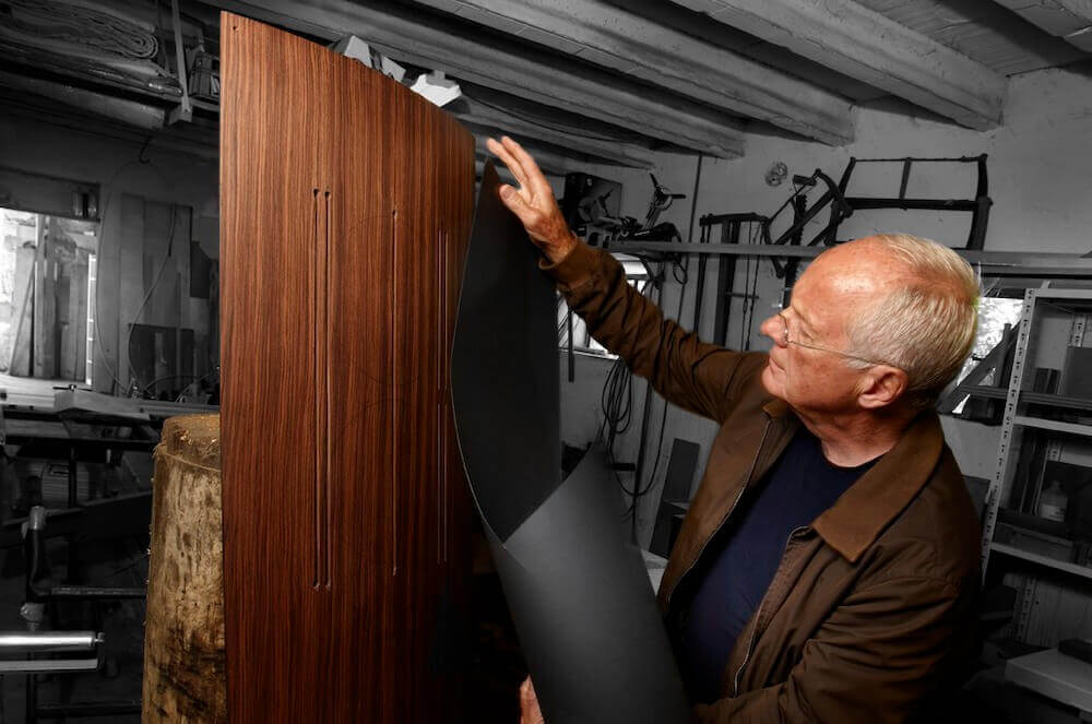 Franco Serblin revisando un gabinete de nogal