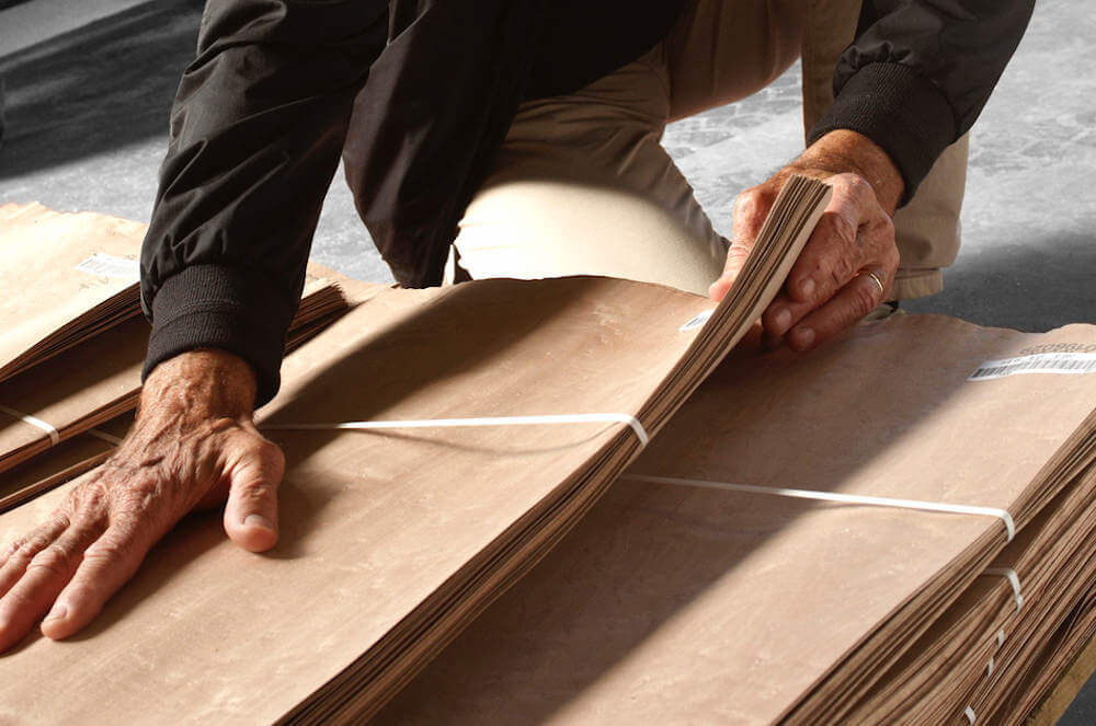 Manos trabajando la madera