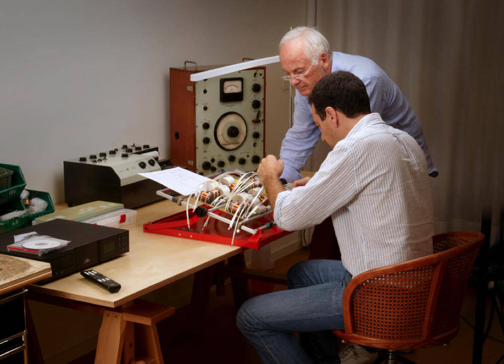 Franco Serblin y Massimiliano Favella en el laboratorio
