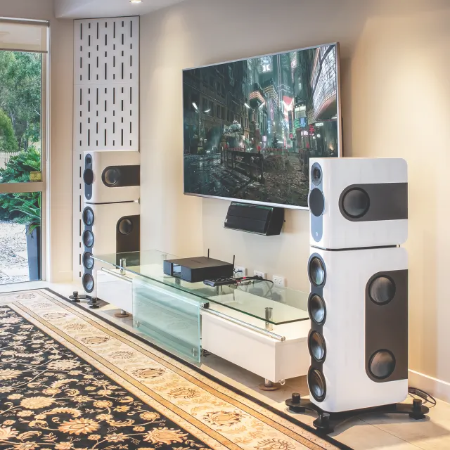 Kii Three BXT en un living con cine en casa