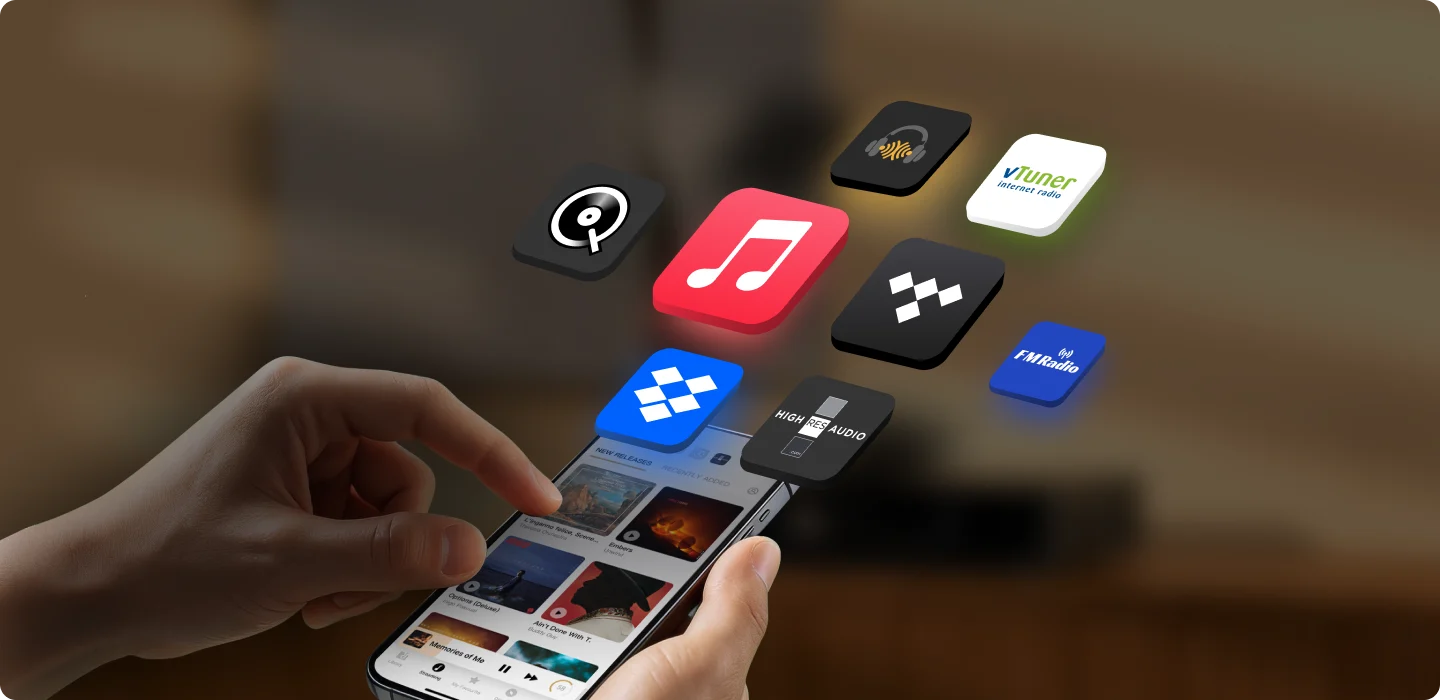 Mano con un teléfono y los servicios de streaming de la app MA Remote