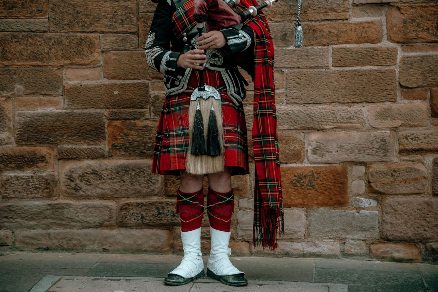 Gaitero escocés con kilt de tartán