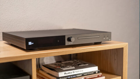 Lyngdorf CD-2 sobre un mueble
