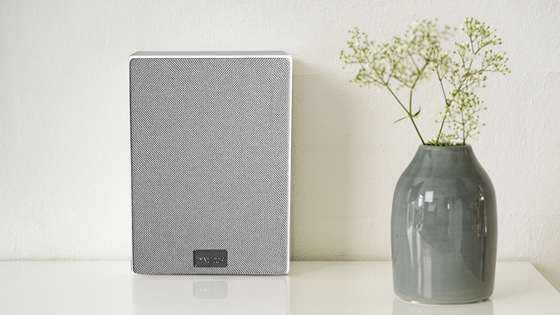 Altavoz Lyngdorf MH-3 blanco con rejilla gris