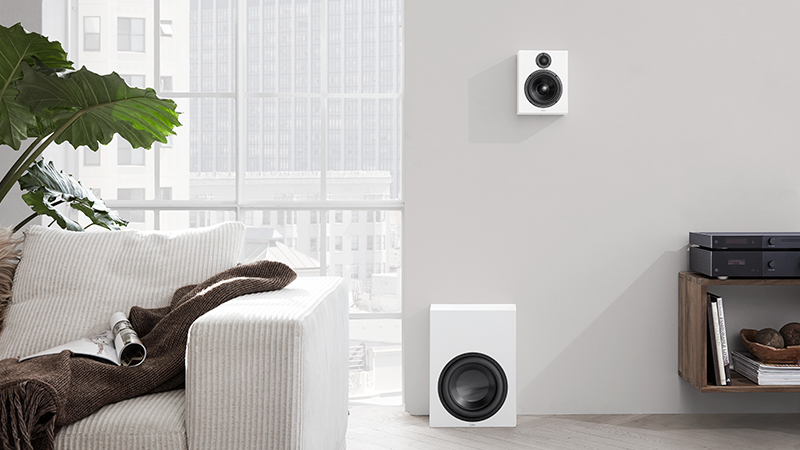 Altavoz Lyngdorf MH-2 y woofer BW-2 en blanco