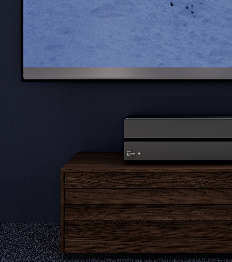 Amplificador Lyngdorf MXA-8400 sobre mueble de madera