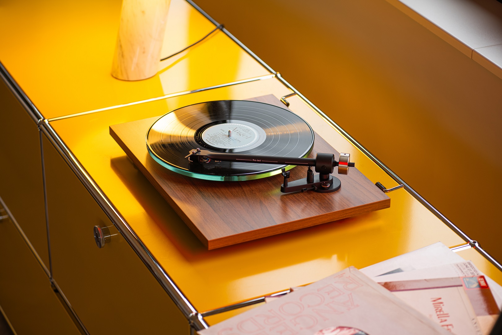 T2 Super Phono 4 sobre un estante amarillo reproduciendo un disco