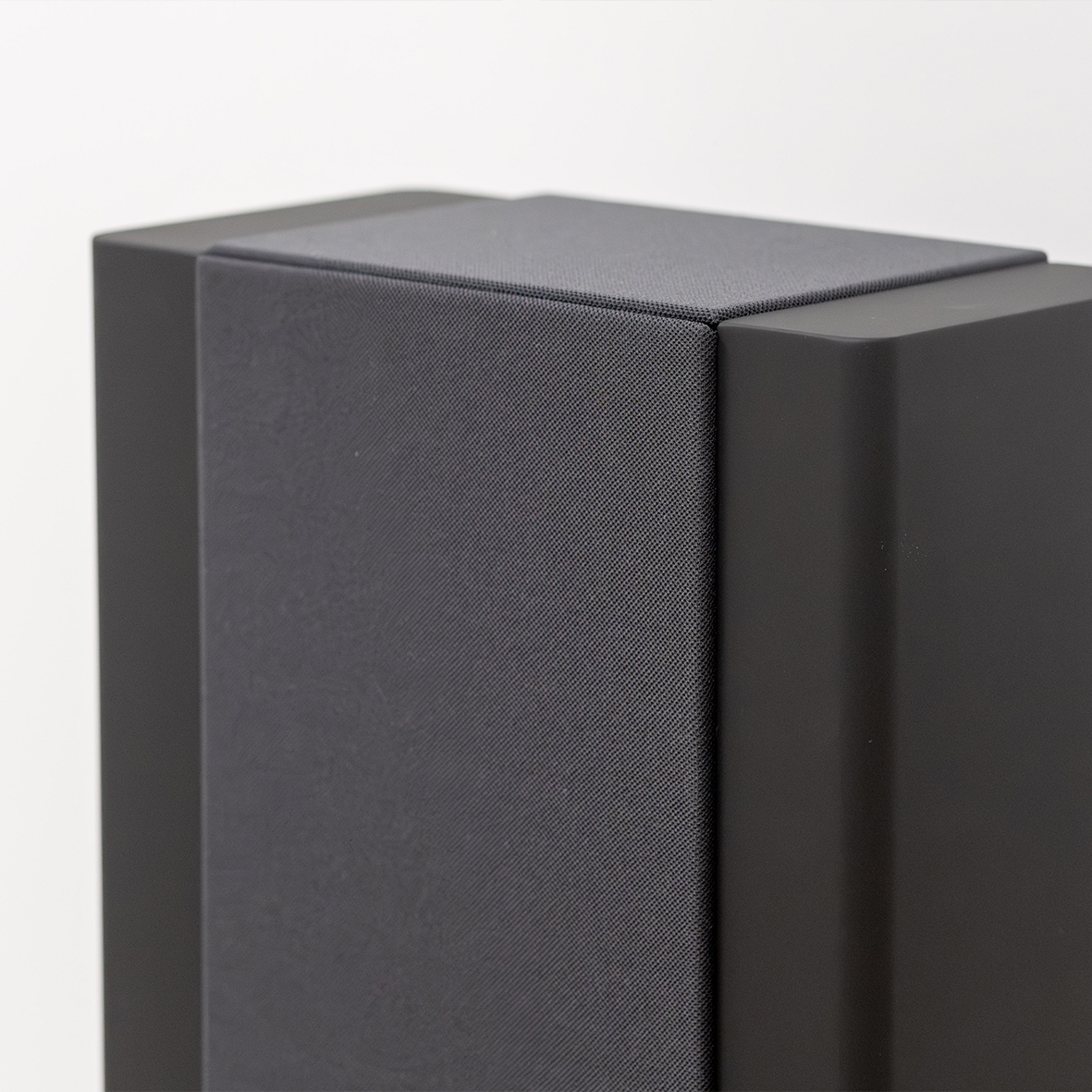 Altavoz Lyngdorf FR-2 en negro con cubierta gris medianoche