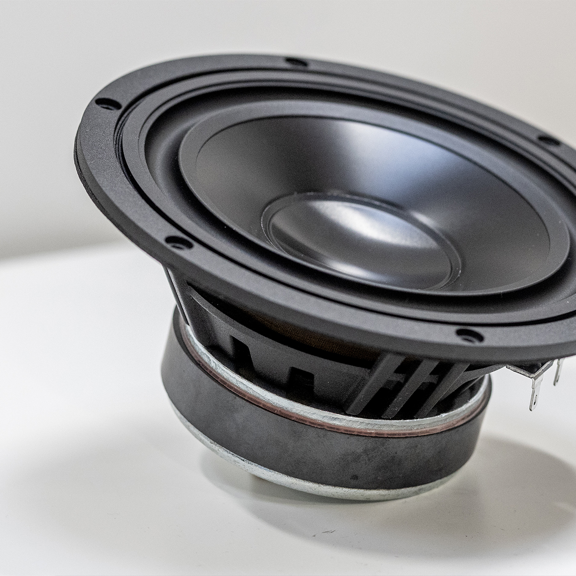 Bajo para el altavoz Lyngdorf FR-2