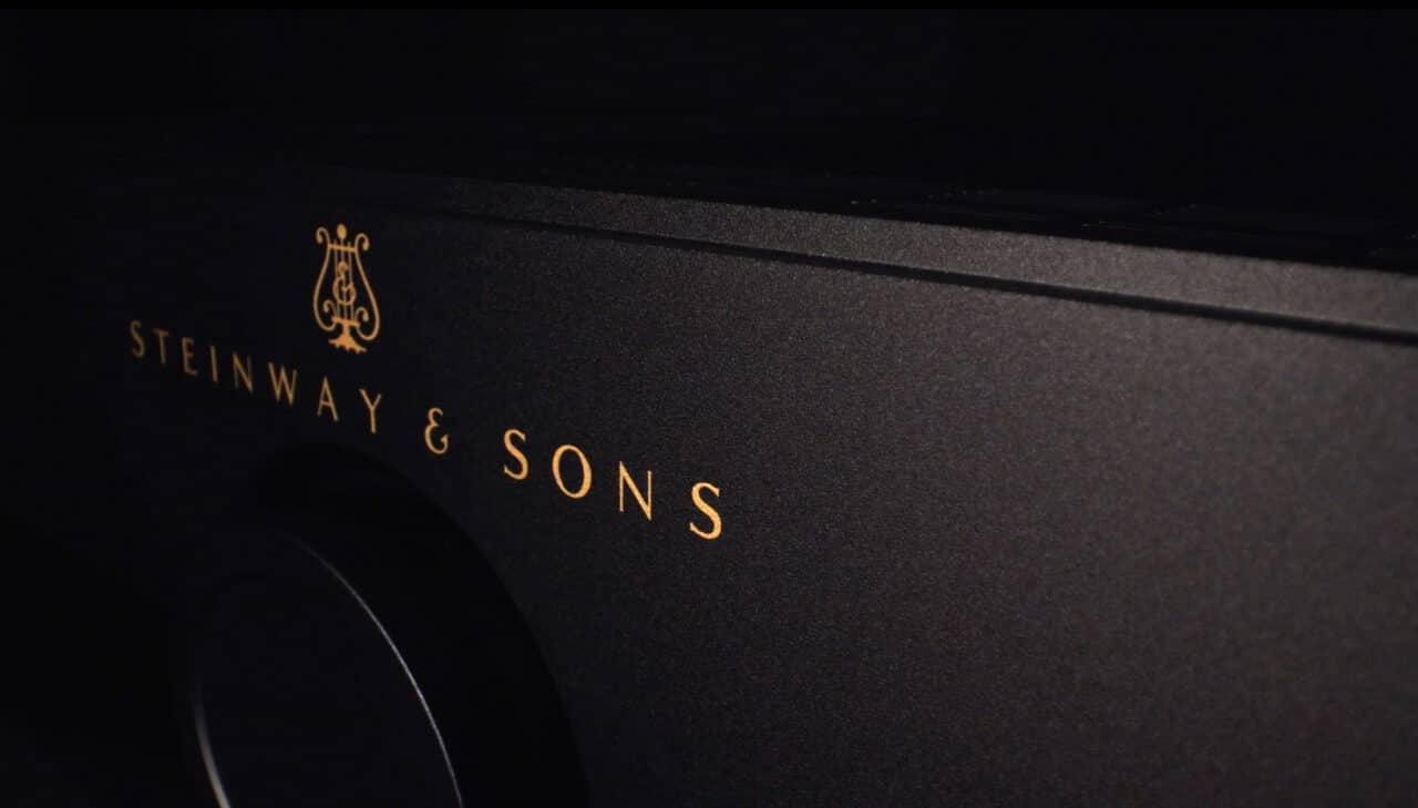 Primer plano de un procesador Steinway Lyngdorf
